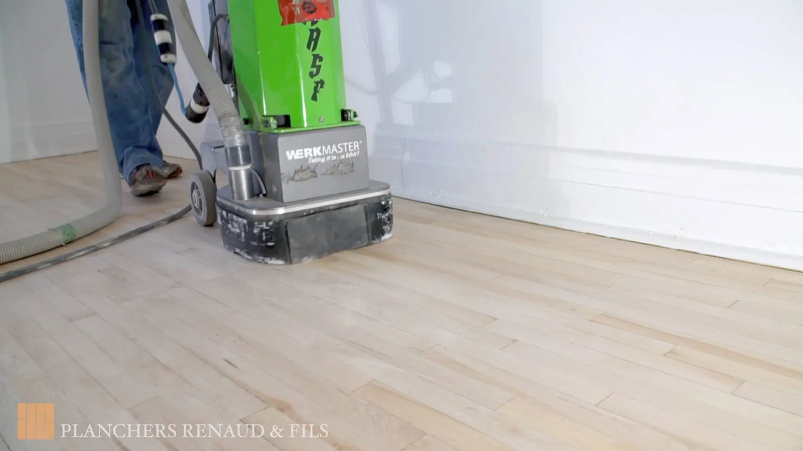 The finish protects the wood and defines the look of the floor. We help choose an option that fits the property.